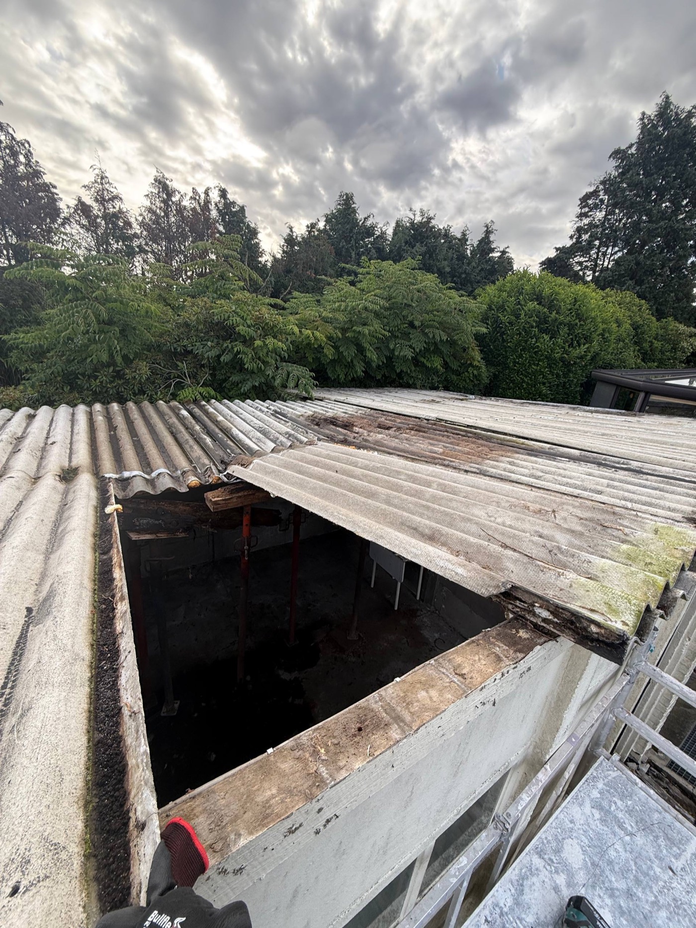 Voor asbestverwijdering oud golfplaten dak Antwerpen